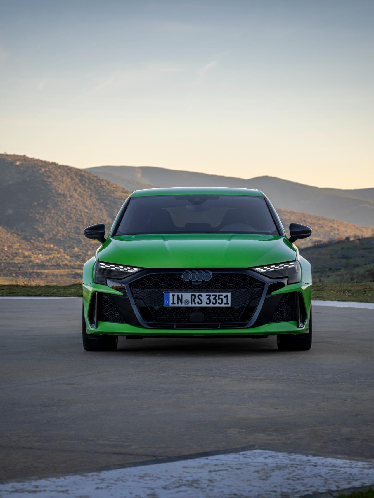 中期改款奥迪RS3 Sportback前脸对两侧通风孔造型进行了调整侧面造型保持