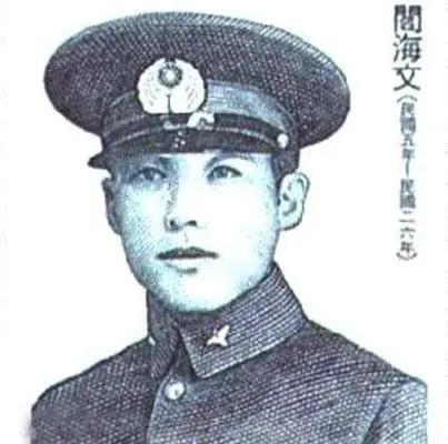 1937年，一架中国战机被日军击落，飞行员跳伞后被日军包围，面对逐渐逼近的日军，