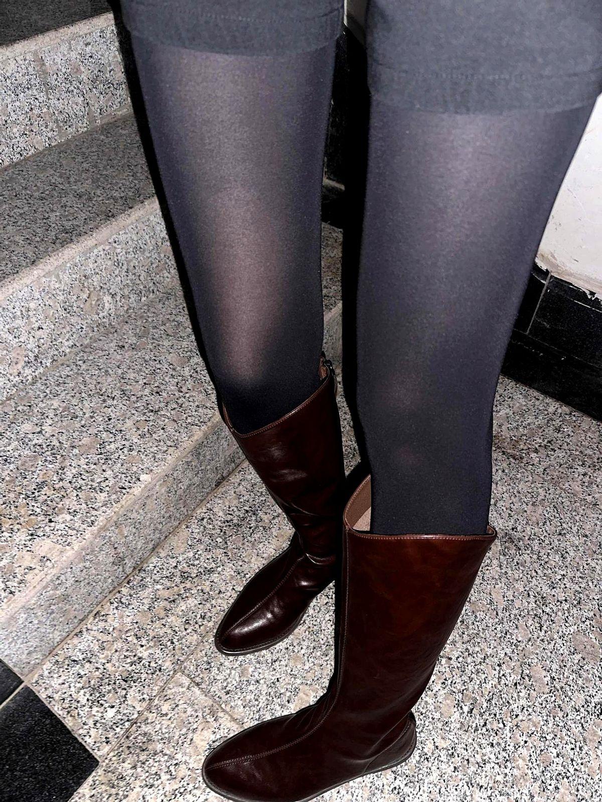 棕色软皮长靴在街头一出现就把路人镜头全吸走，Vogue十页硬照给它站台，ELLE