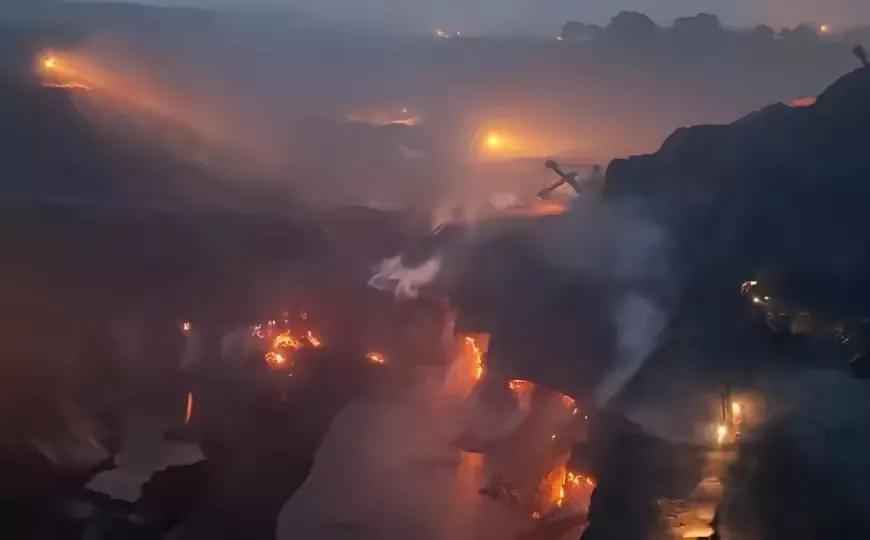 这是贺兰山煤层燃烧的情况。贺兰山煤层已经燃烧了300多年，每年燃烧上亿吨，太可惜