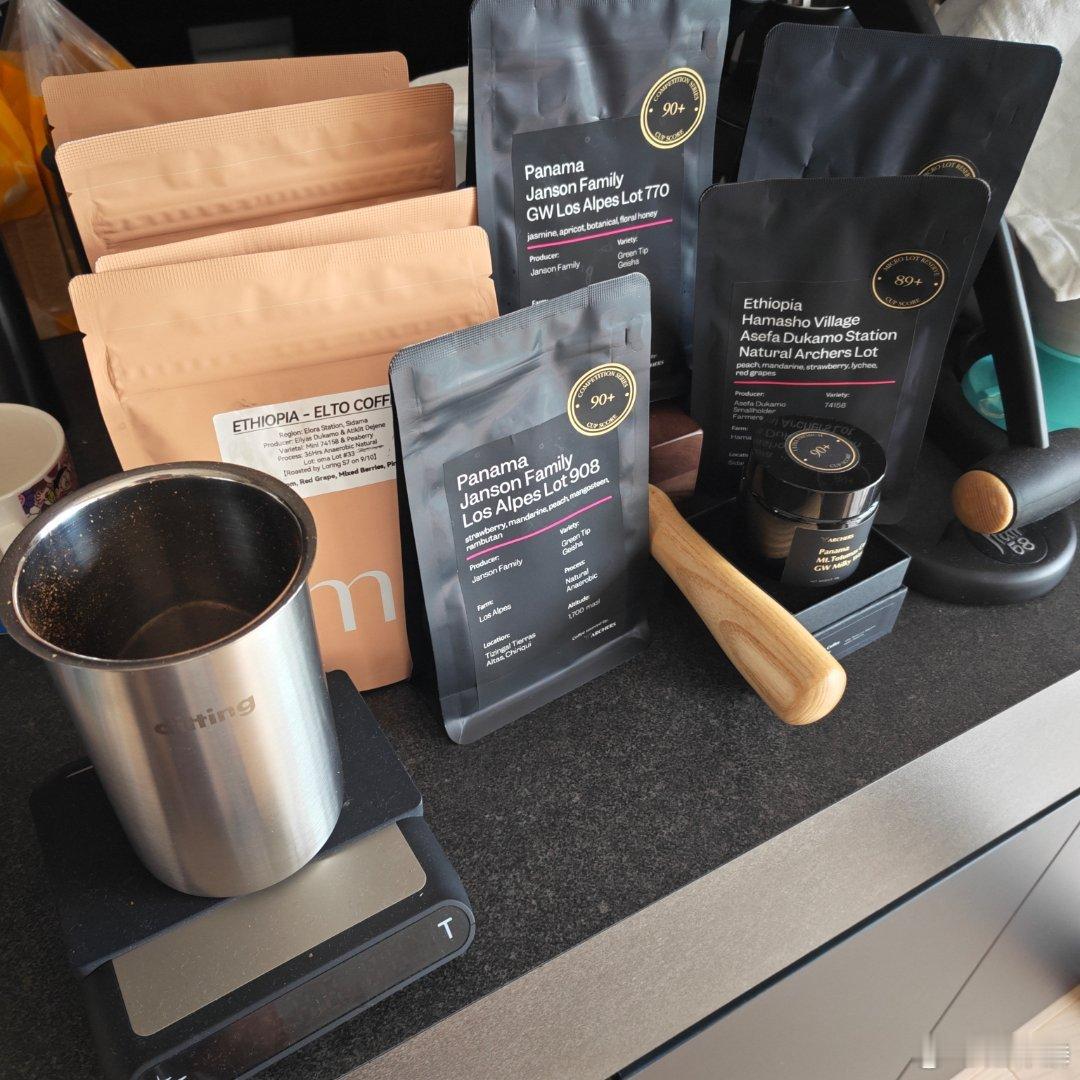 新买的豆子到了，慢慢养，慢慢喝，买得最多的两个豆商OMA和射手，广州本地的话就是