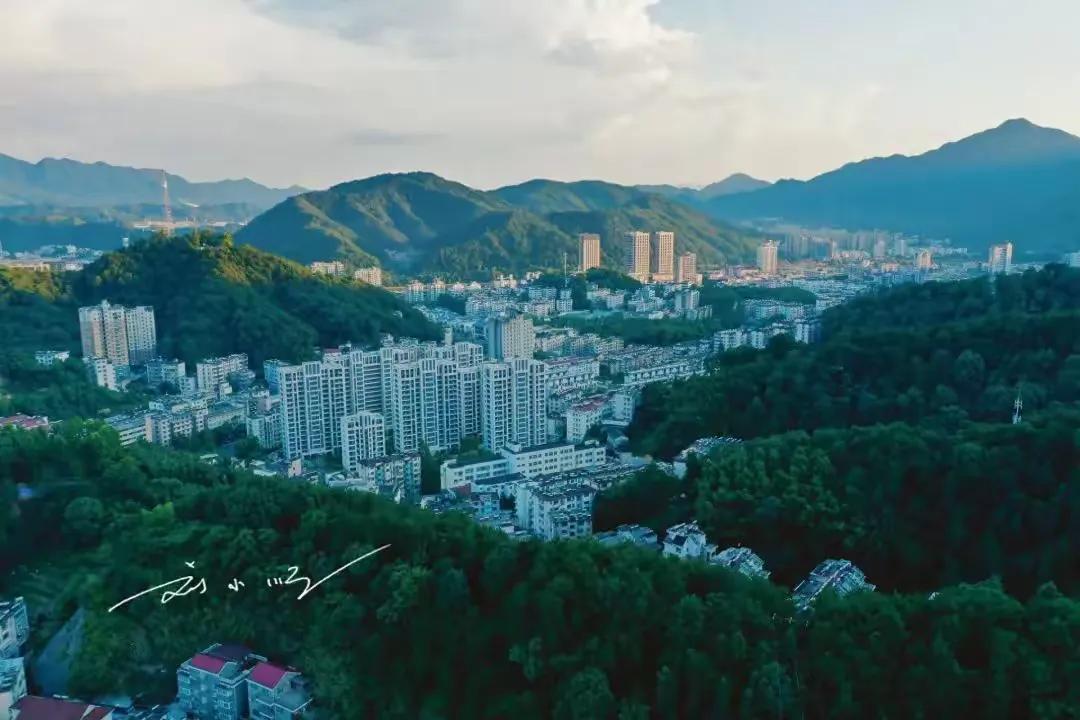 最近这段时间，全国好多地方都非常炎热，大家急着想找凉快的地方避避暑，我来给大家推