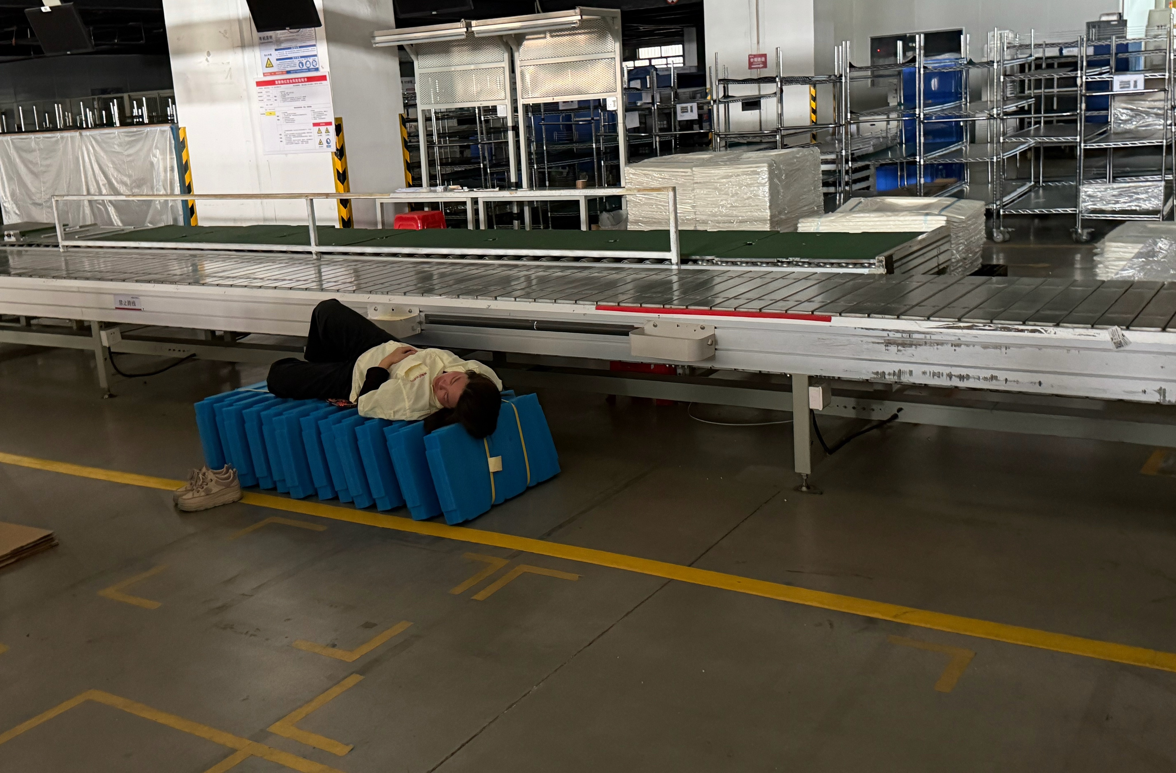 最近调研一灯塔工厂，谈到机器人技术进步，人怎么办。目前来看，生产现场还是很难被替