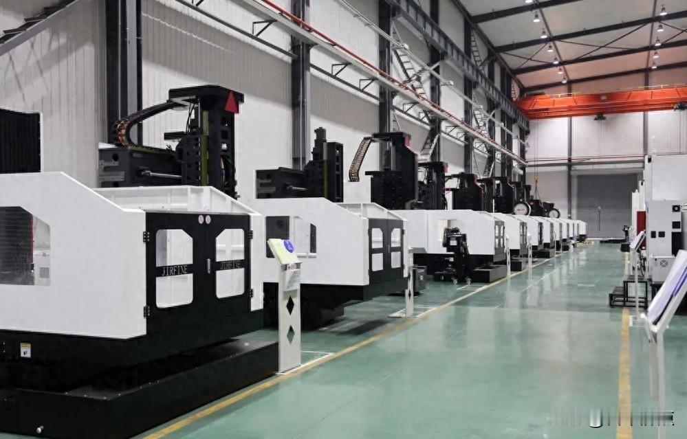 国产机床能用，电池标准被外国抄，光刻机还没影。
但这些事凑一块，突然让人觉得事情