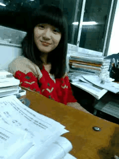 这样的同学谁受得了，怪不得有个男同学成绩直线下降，这回找到原因了吧。