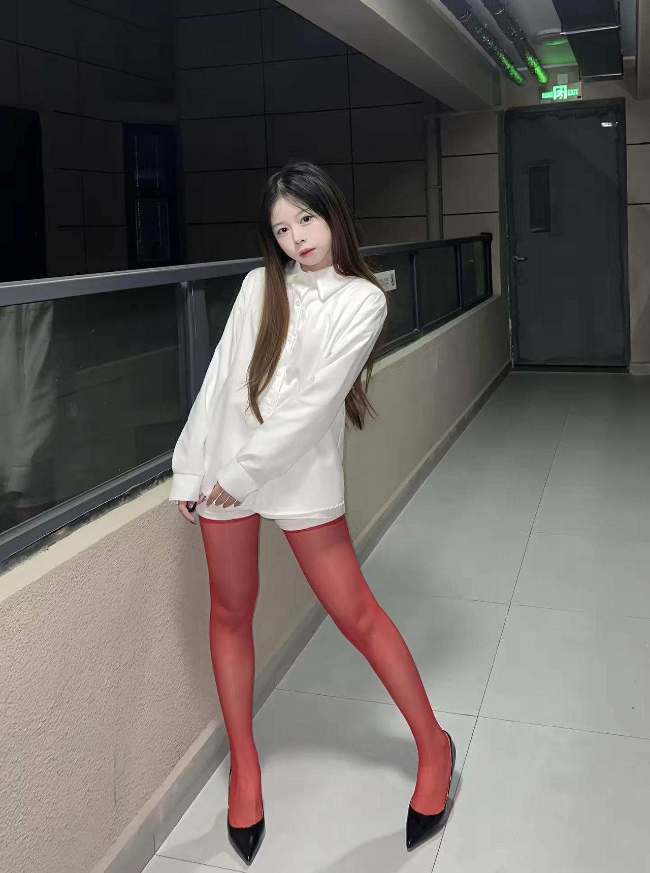 当然要释放媚力穿搭