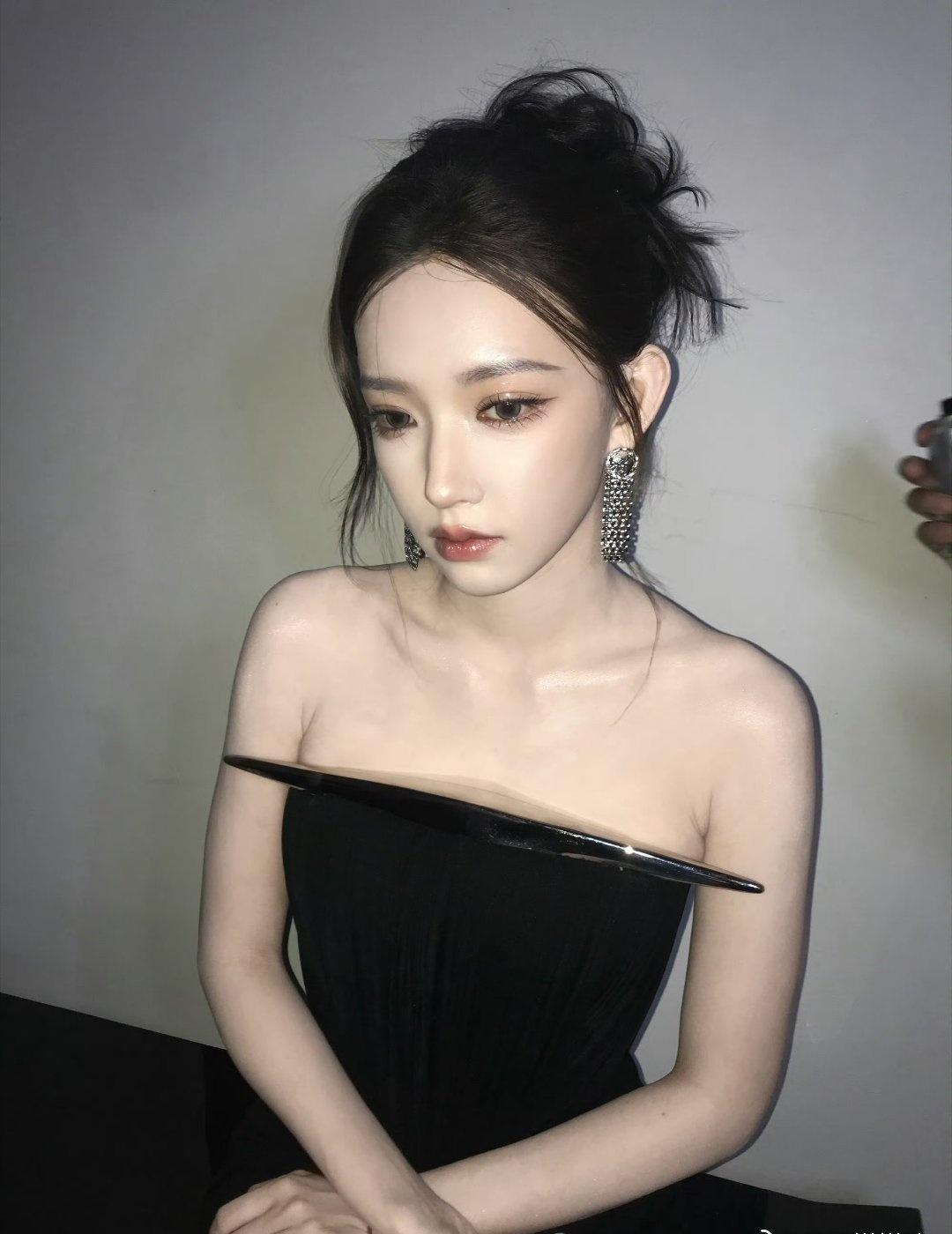 程潇超话 cx程潇黑裙好美 cx程潇海岛舒服日志 

少年心怀乌托邦心扔向光肆而