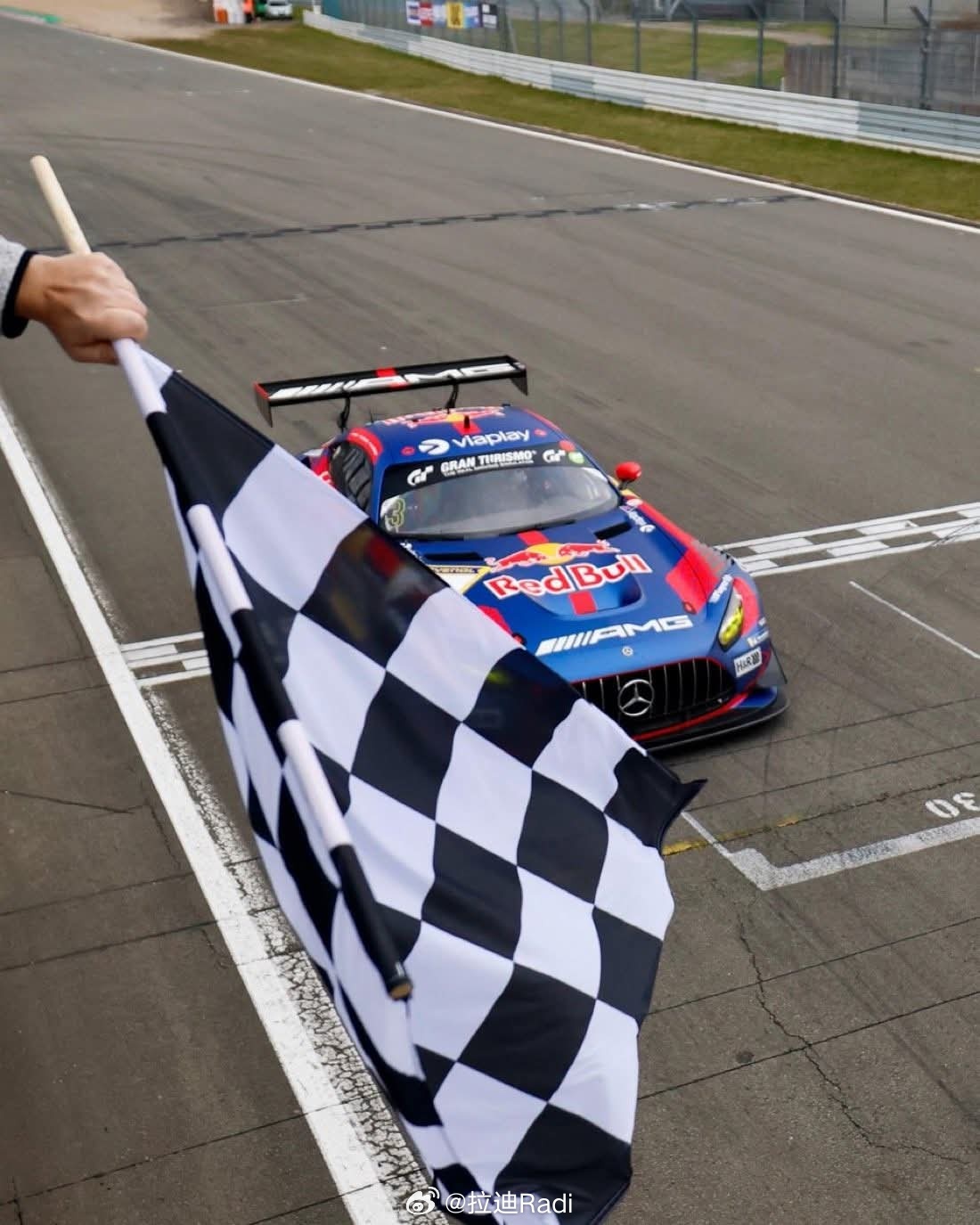 一觉醒来，维斯塔潘昨天在NLS2上演的神话般剧情，原来还没结束……赛后赛事官方发