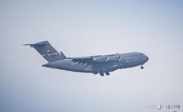兵马未动，粮草先行！
一架编号为88204的C-17“环球霸王”运输机降落在首都