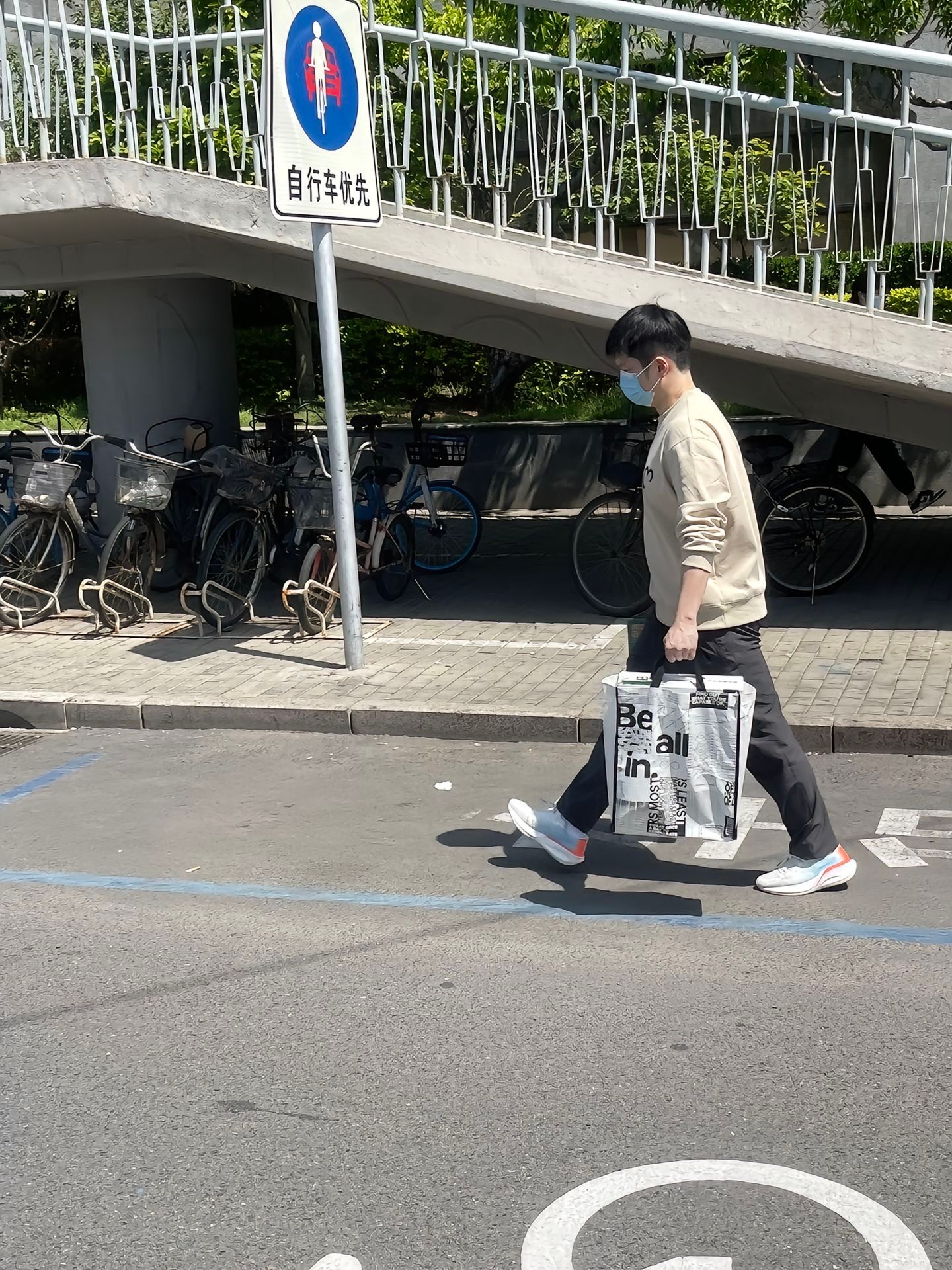 谁在等公交🚌回头又遇到了谁😱。 樊振东 ... 