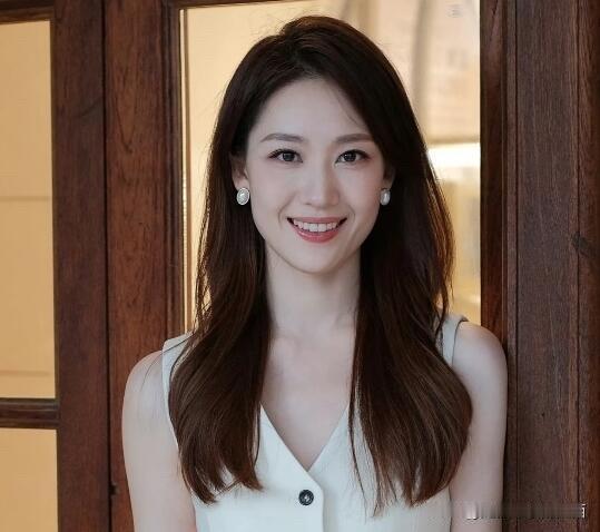 主持人郭凯旋的颜值好高 ，比冯琳好看，好有气质。她主持过《新闻报道》的节目，光是