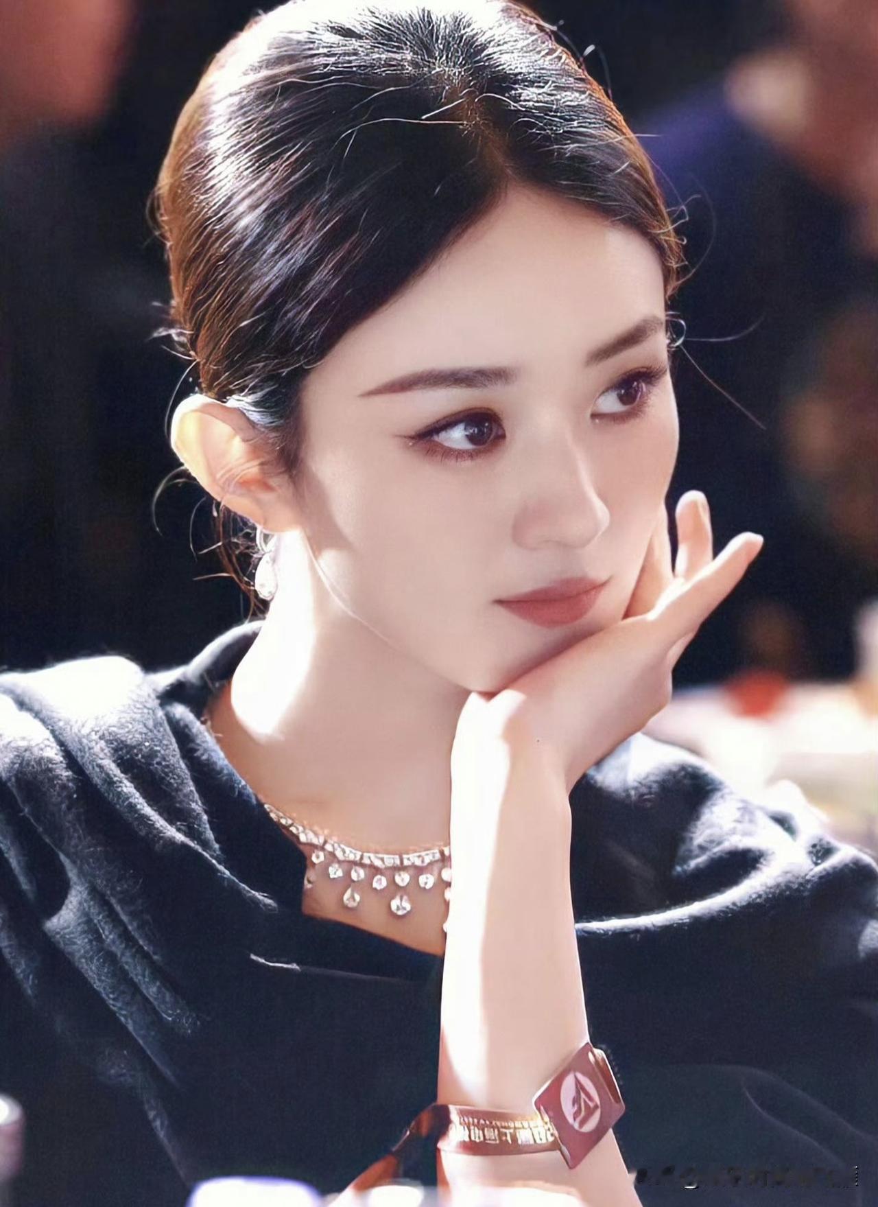 [灵光一闪]【赵丽颖：温柔的注视！】[啤酒]
颖宝外表温婉柔美，眼神之中藏着坚定