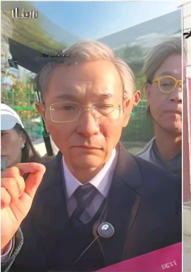 狗主人的尸检报告出来了，身上共有九处刀伤，然而这九处刀伤，没有一处是致命伤。
多