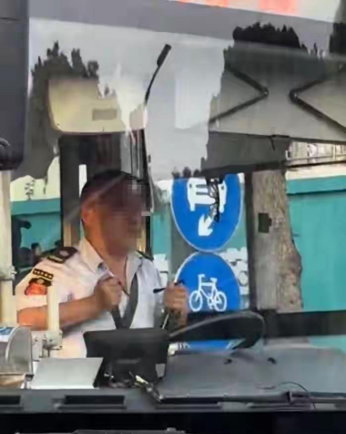 南京一位公交车司机在等待红绿灯的时候，用半弹力棒活动身体，这一幕被路人拍摄下来，