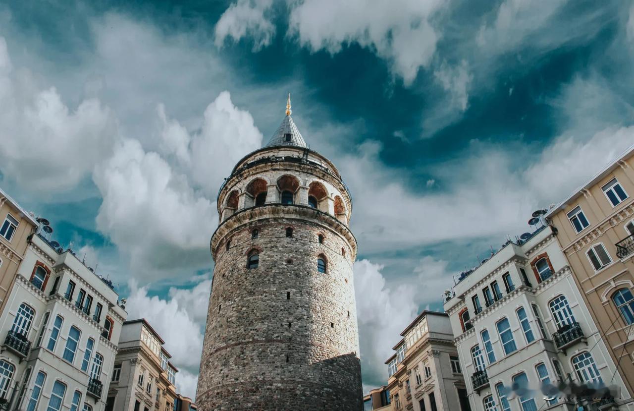 委内瑞拉现在很危险，美国是不会罢手的，美国副总统万斯说不让域外势力染指西半球，这