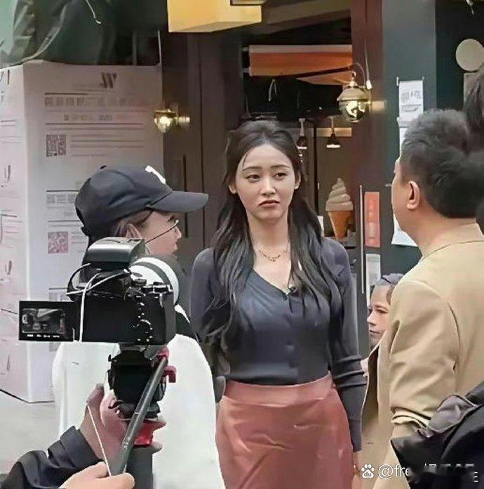 张天爱生图似乎一下变回了普通人 