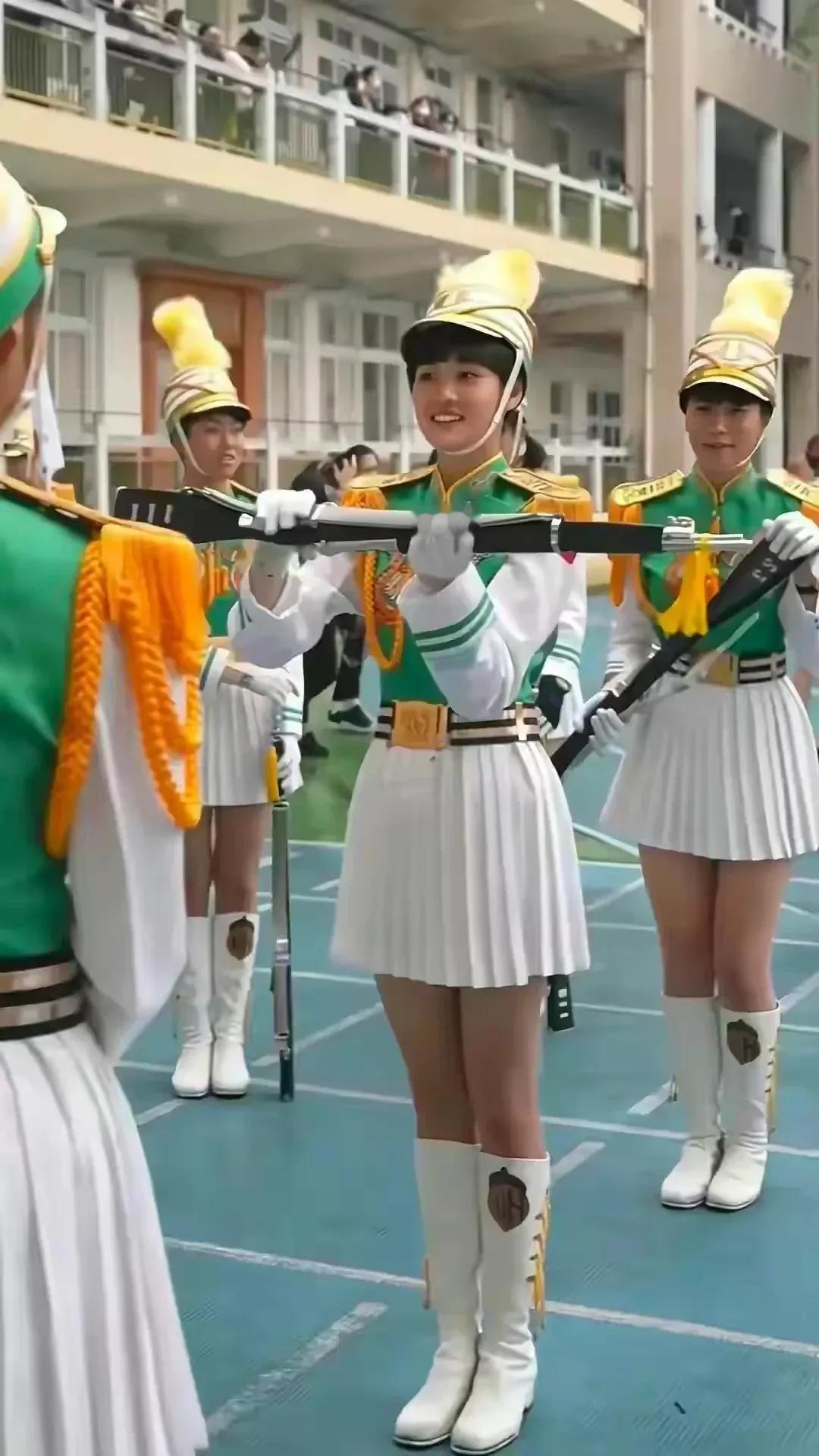 清华大学113年校庆游行队伍的青年学生表情木讷，毫无生气。而台湾某中学的校庆仪仗