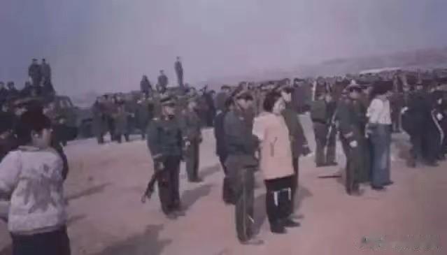 被执行死刑时的那种“压迫感”从这幅图就能充分感受到了。
死刑犯站成一排，每名犯人