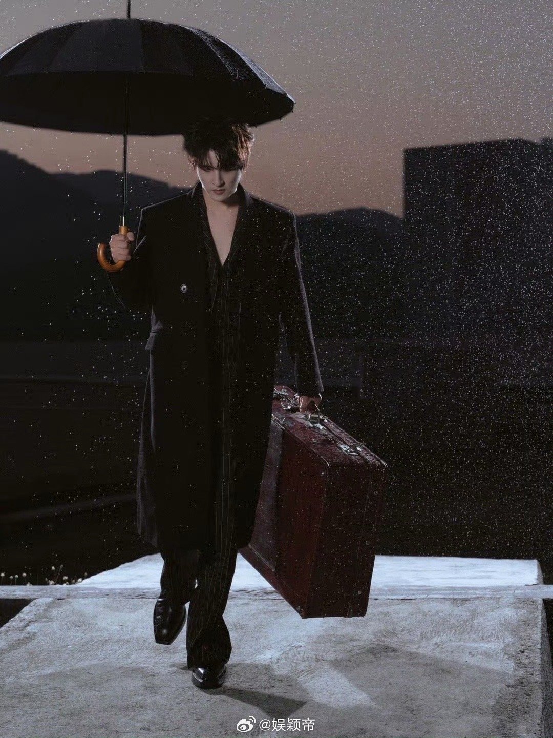 张远提着皮箱去微博之夜 氛围感的神！当所有人盛装走向光芒，他却提箱独行于雨夜，仿
