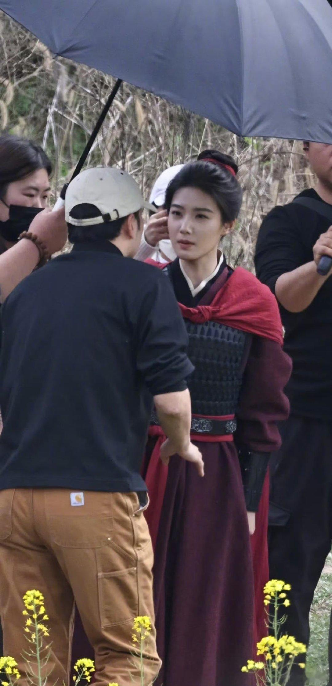 卢昱晓何不同舟渡新妆造 卢昱晓红色披风路透 卢昱晓何不同舟渡新妆造 