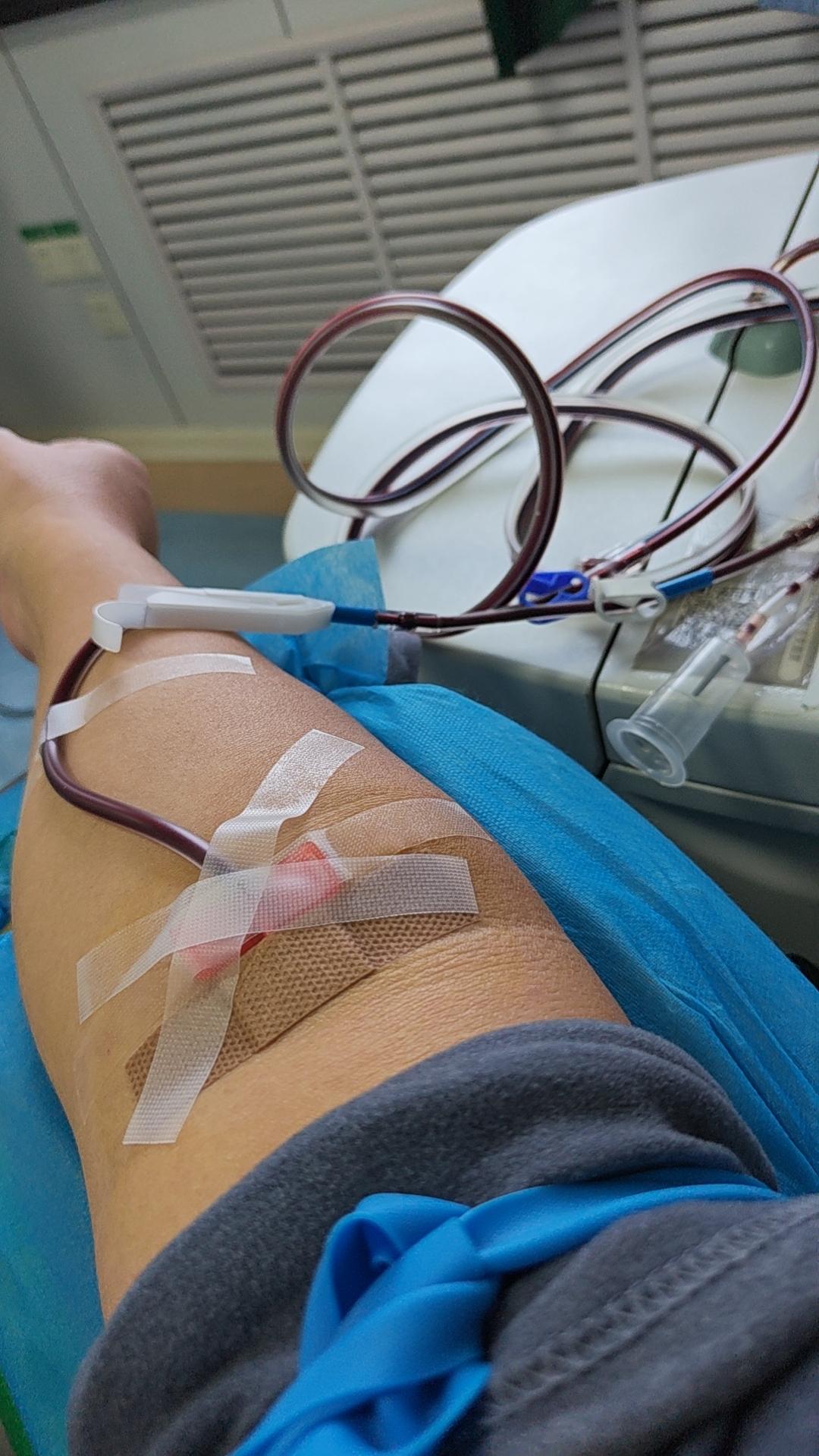 岁暮天寒朔气扬，
一腔热血暖心房。
殷殷涓滴凝仁善，
点点真情赴远方。
腊雪无声