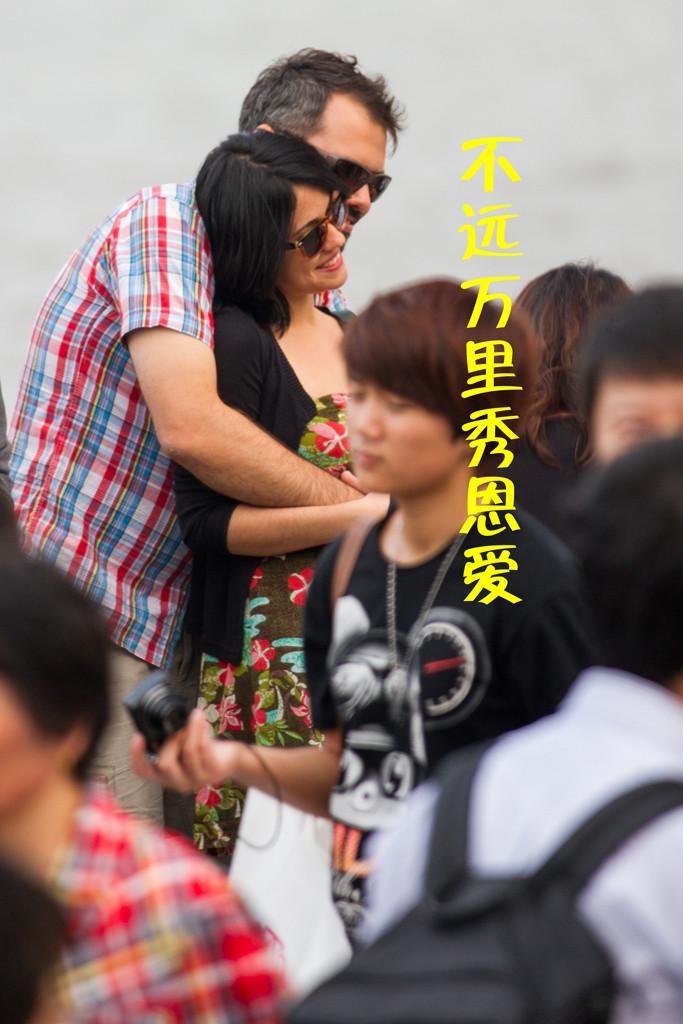 三个外国小伙，在徐州icon街头对排队买奶茶的中国女孩又摸又吐口水，人群中一声'