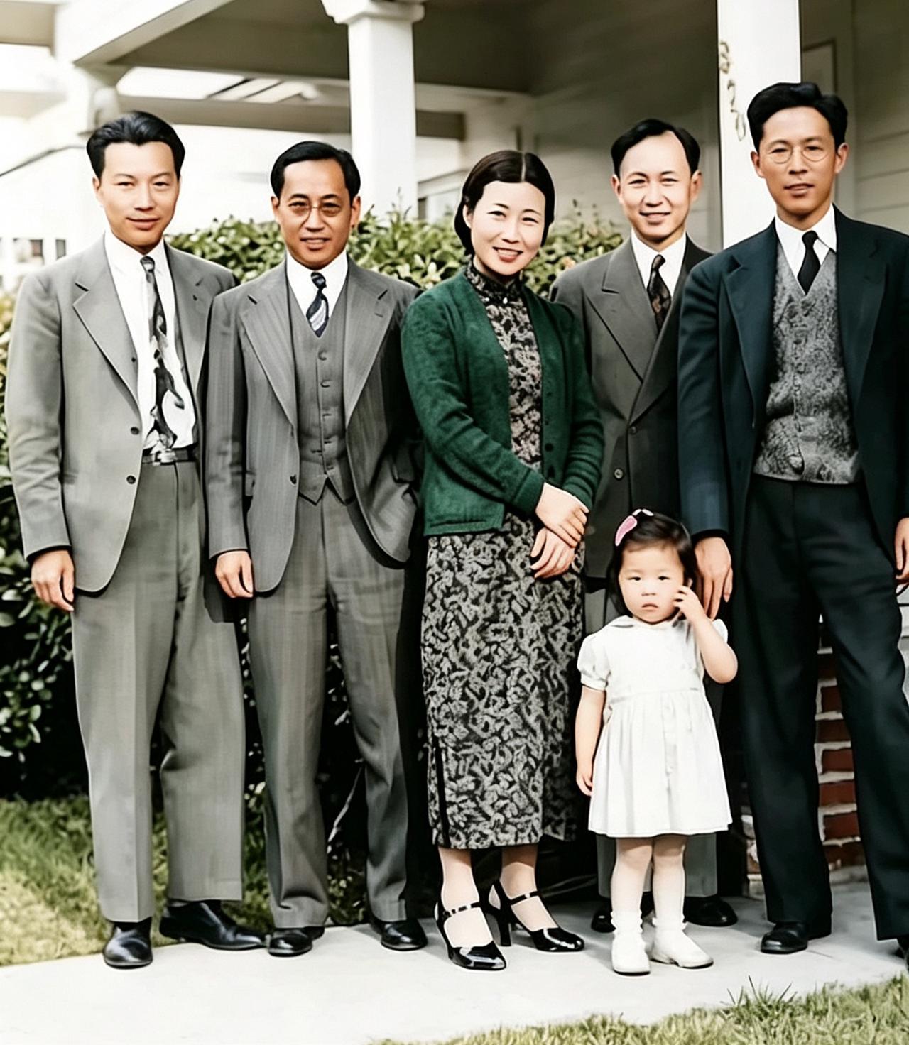 1946年，美国加州帕萨迪纳，周培源夫妇、钱学森与一众留美学者在家门前留下珍贵合