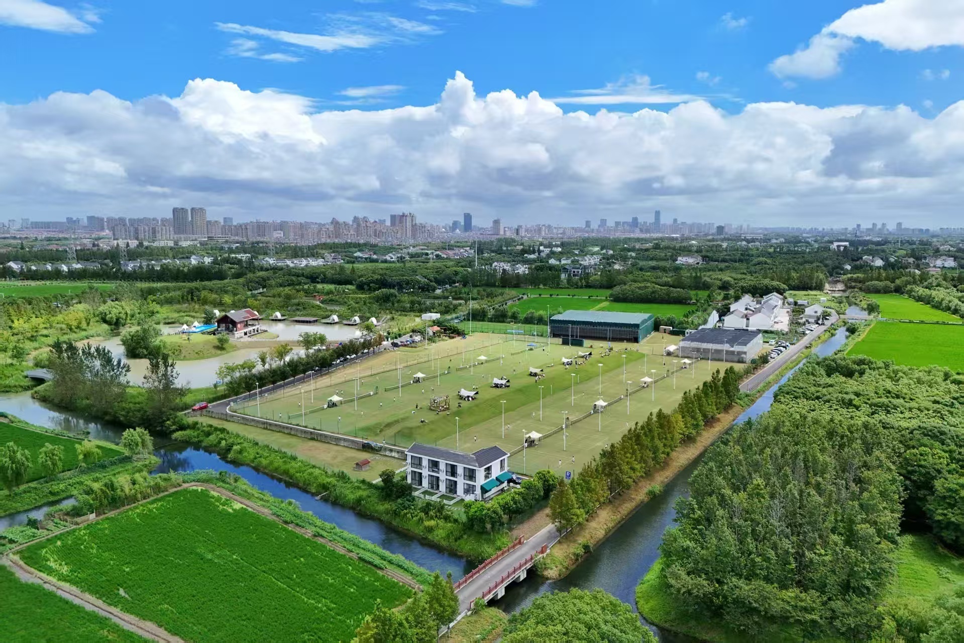 要不是昨天去奉贤参加YY家的“美丽上场”女子网球赛，真不知道现在上海居然有了一片