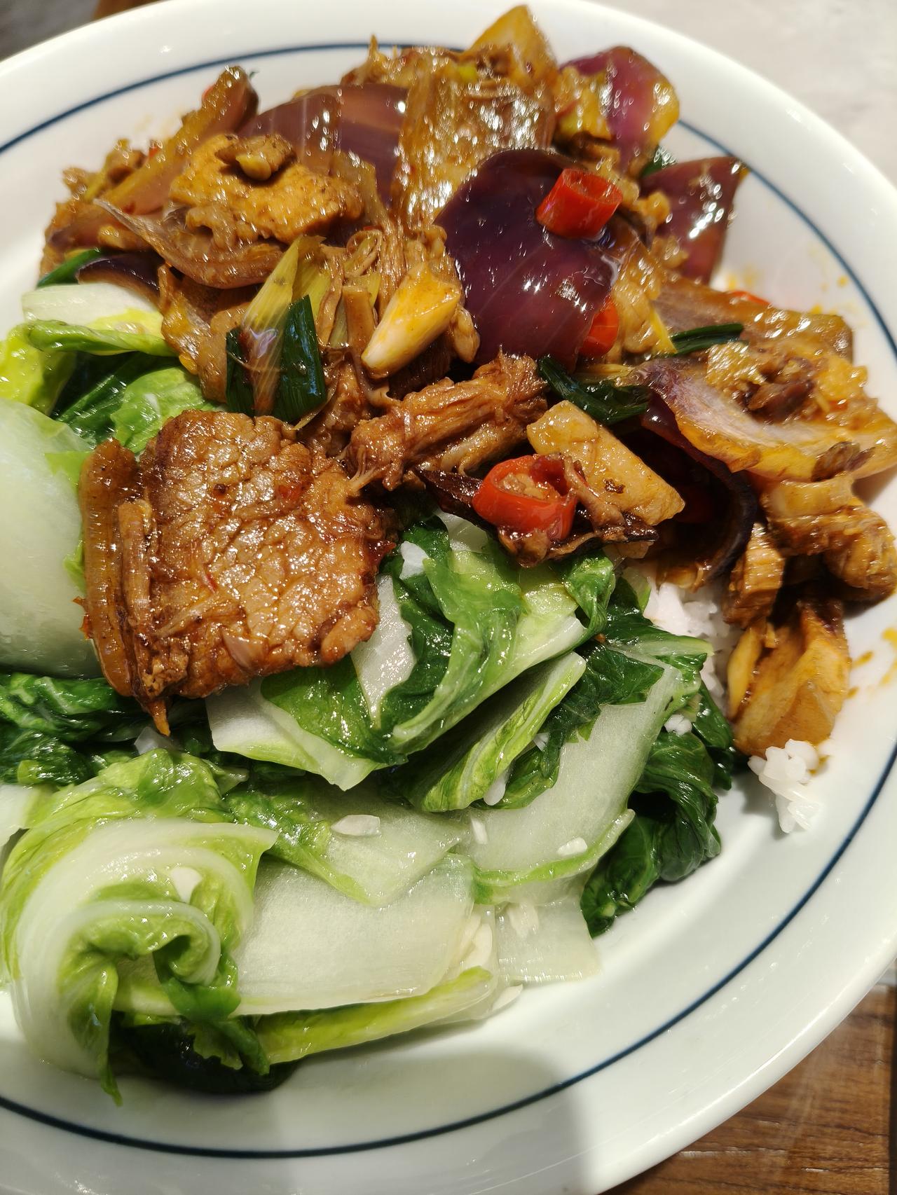 洋葱炒肉片，新鲜的洋葱，炒新鲜的肉片，吃嘴中，香而不腻，软而不干，清爽可囗，呵气