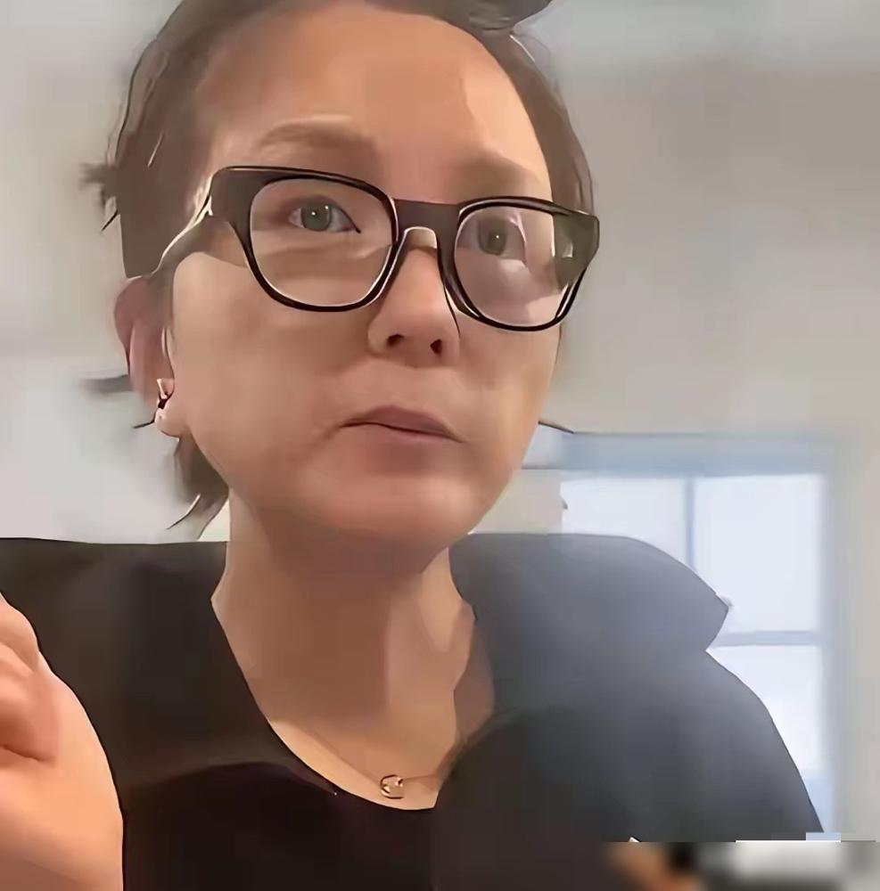 何洁月入十几万竟然“喊穷”？真相更扎心：前夫赫子铭一分钱抚养费不给，她还得硬扛四