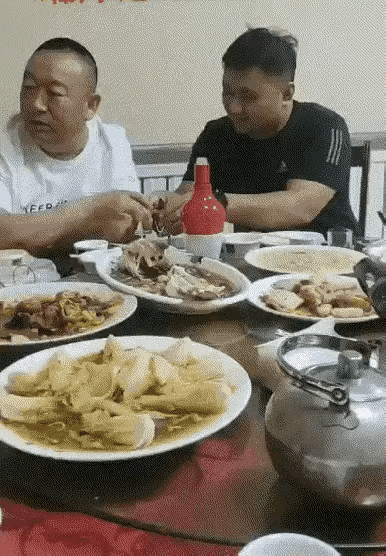 酒桌上小伙子多次找正和别人聊天的大叔敬酒，大叔却只顾着和别人说话，只是端着杯，一