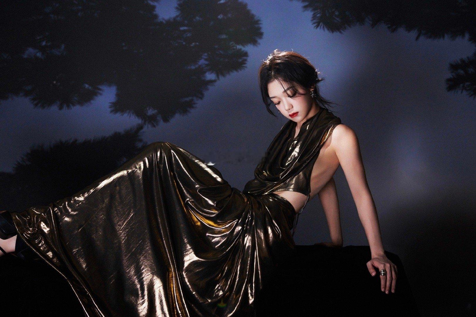 希林娜依高月光神女是月下独有的浪漫！鎏金裙摆随歌摆动，露背藏着细腻温柔，这种神女