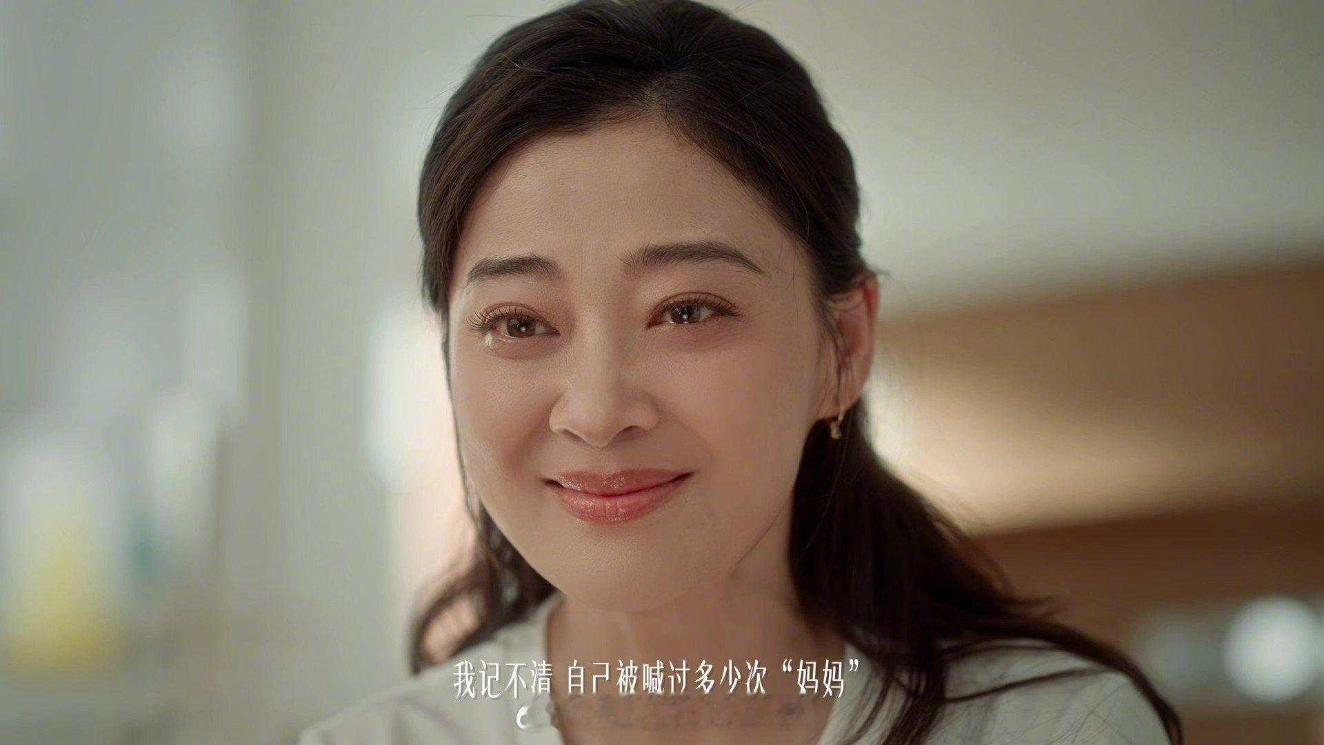 妈妈的哎永不缺席 妈妈的“哎”里藏着一切。是饿了马上端出的热饭，是累了轻轻铺好的
