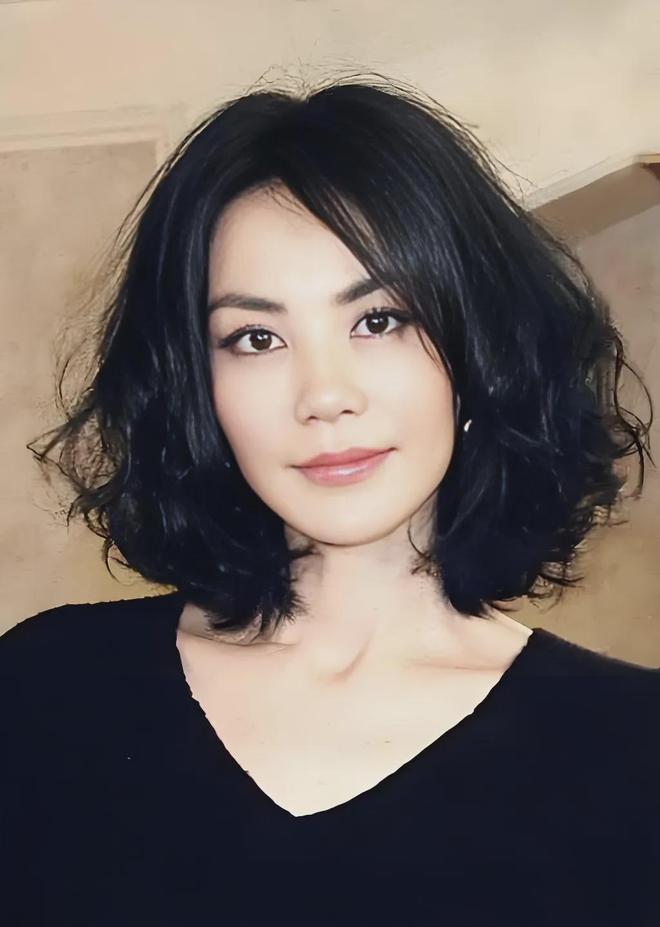 王菲又上热搜了！据爆料，她或将在今年春晚翻唱一首独立佳作，瞬间引爆期待。想起20