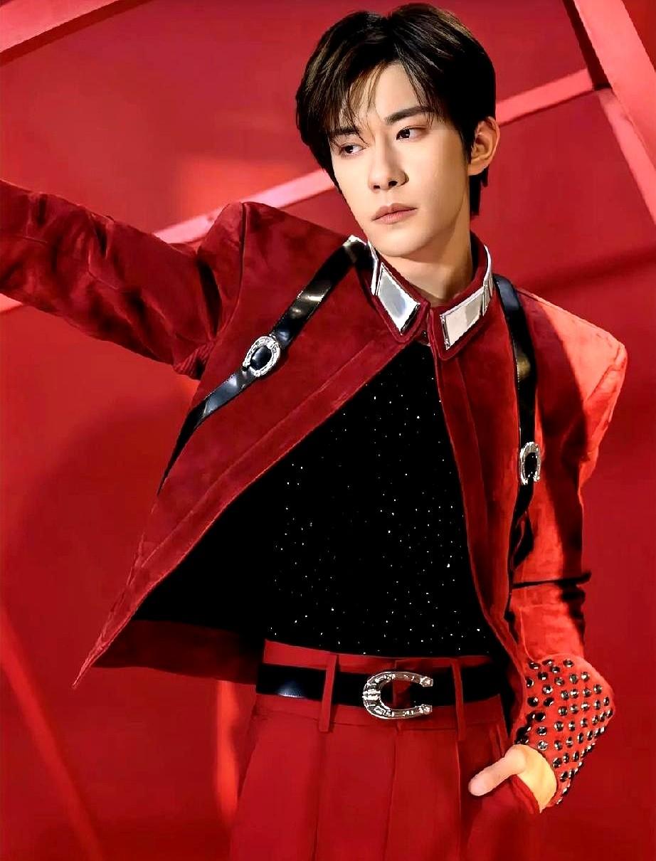 24岁，首位00后金鸡影帝……

凭借《小小的我》直接封帝，三次提名终于抱回奖杯