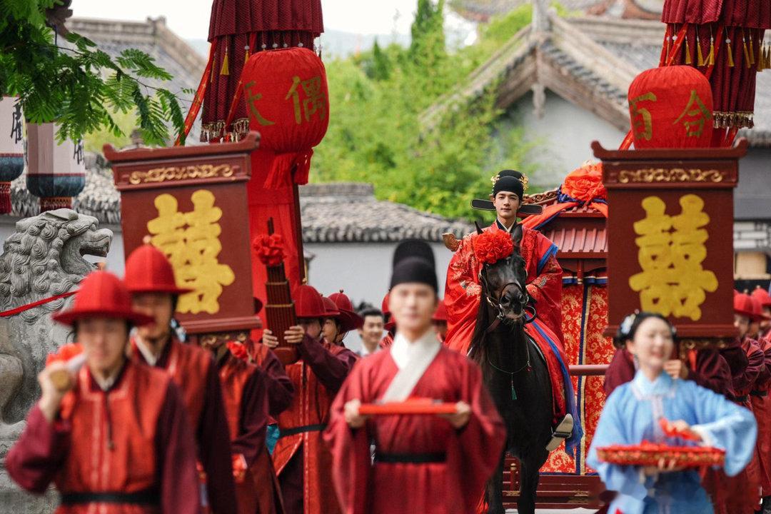 此沙良陈美锦新郎造型此沙良陈美锦一日新郎体验世家风范拉满！此沙新郎造型矜贵大气，