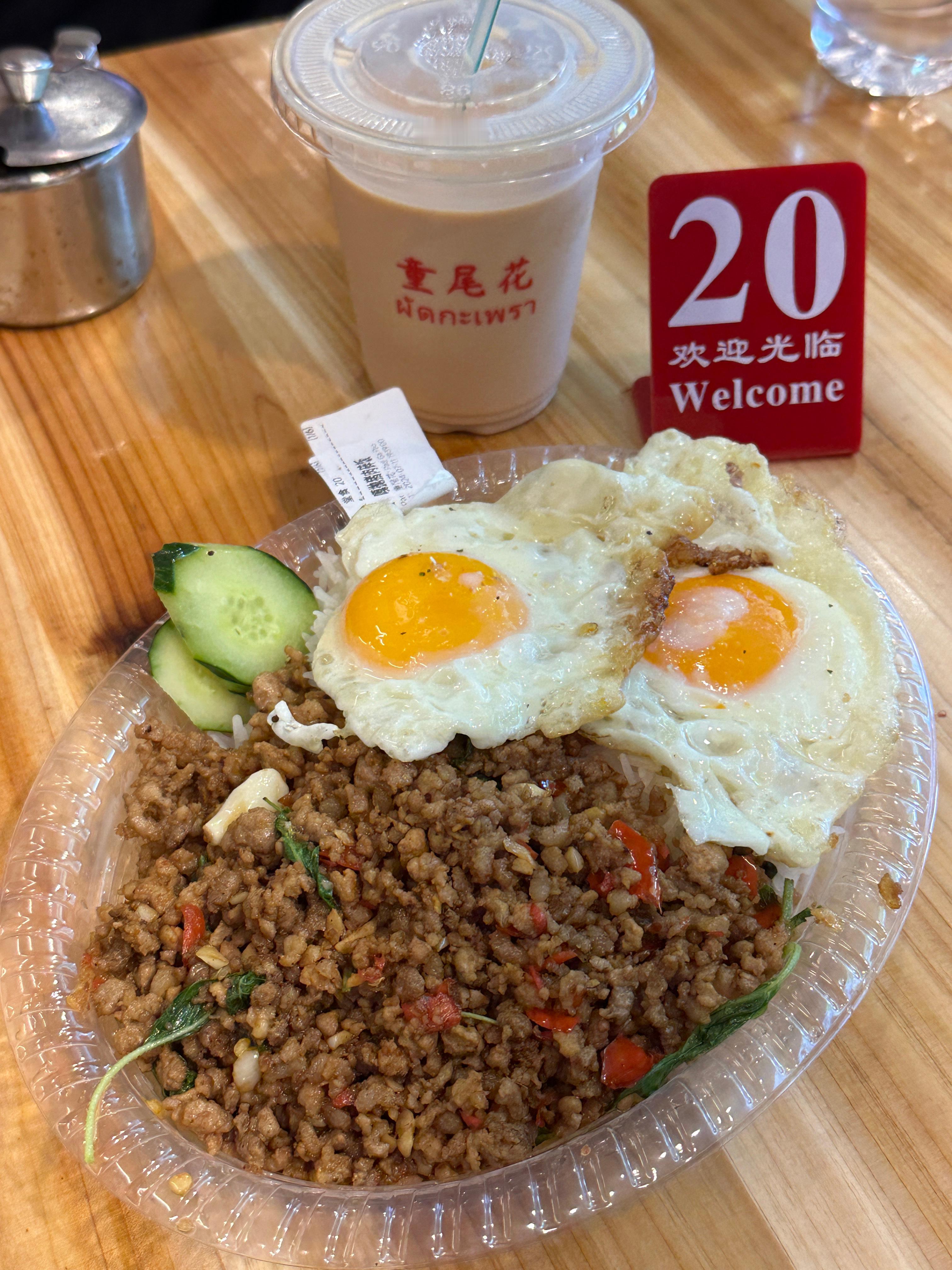 1-3 饭可以 奶茶也不错但是真没喝过那么难喝的冬阴功看着很浓喝着很淡还一股很怪