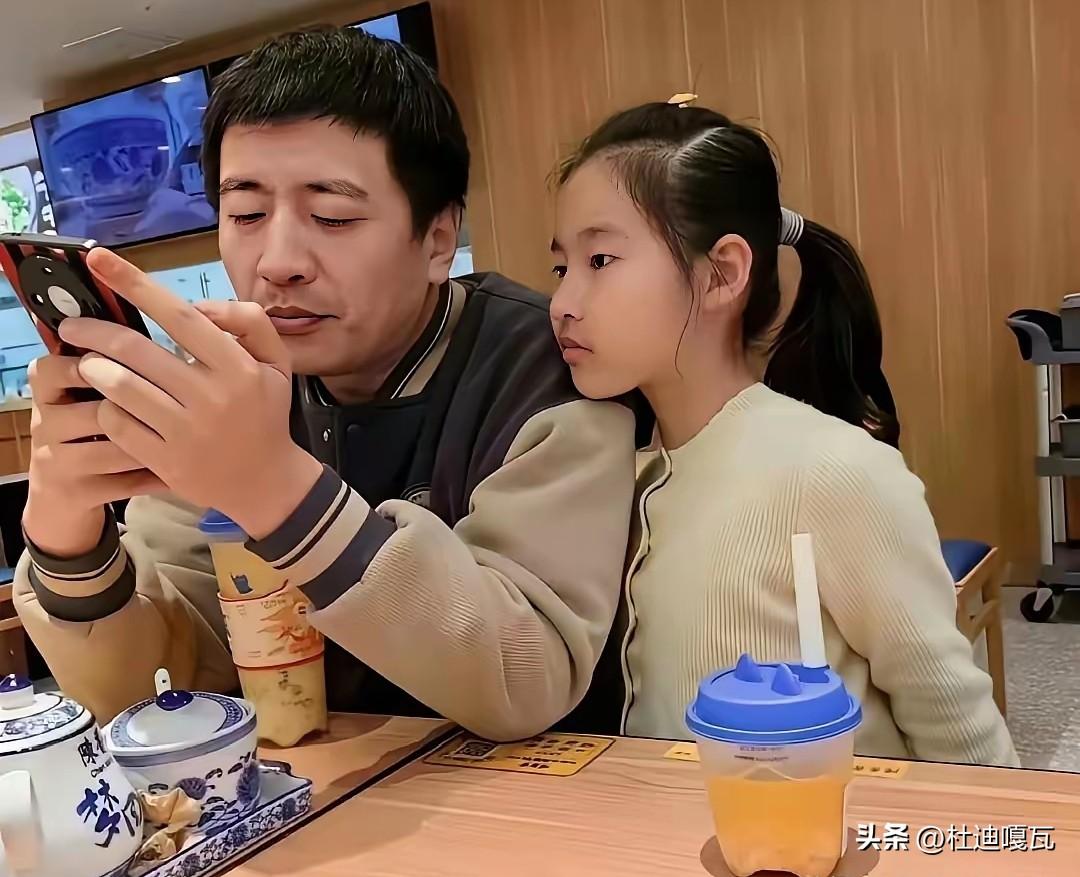 希望大家记住张雪峰，关注他的女儿张姩菡，以后碰到她需要帮助时候，大家能够伸出援助