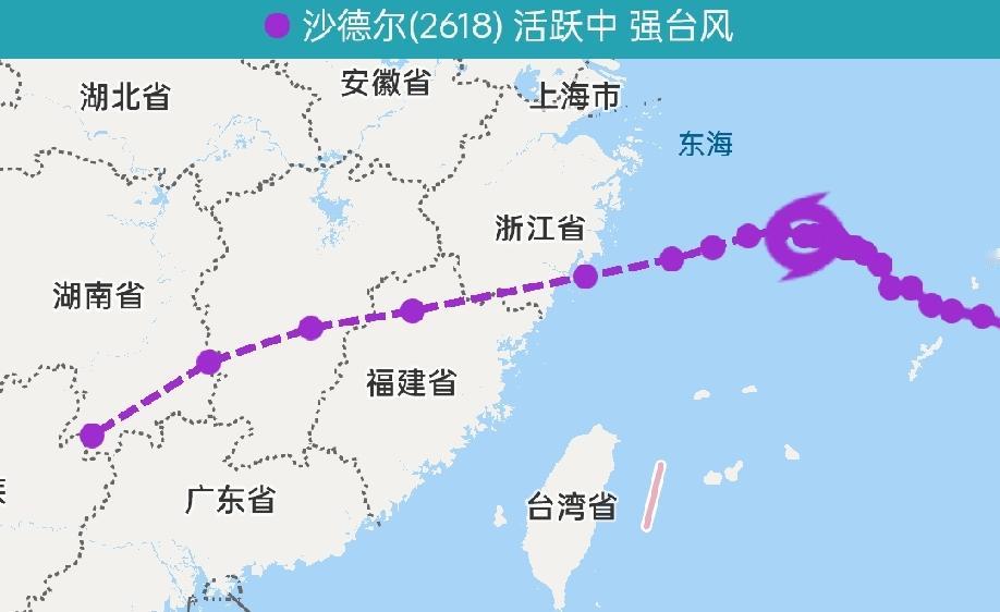 “沙德尔”台风距离浙江已经很近了，即将登陆浙江东南部，它的行进路径十分特殊，登陆