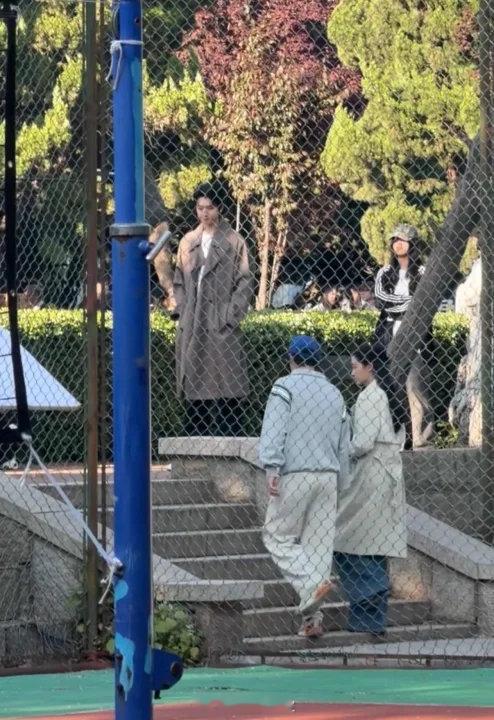 关晓彤林一陈少熙校园路透关晓彤林一陈少熙校园路透关晓彤林一陈少熙同框路透李兰迪压