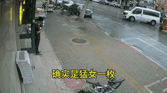 一辆红色三轮电动车突然间不受控制，在马路上横冲直撞，还跨过了马路牙子，闯上了人行