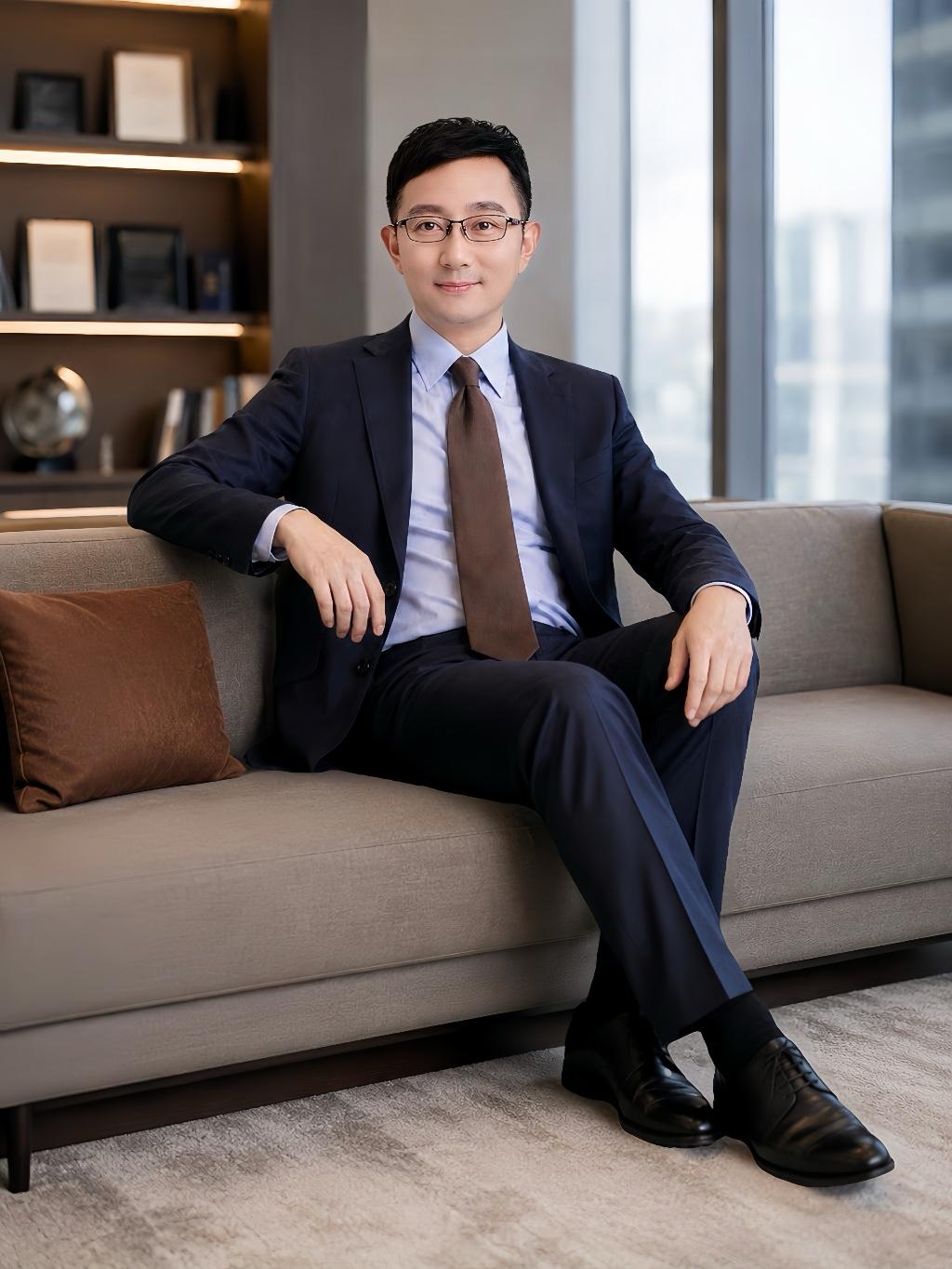 【西装与便装之间，才是完整的人生】@唐加文，笔名金观平

有人问我：职业照和生活