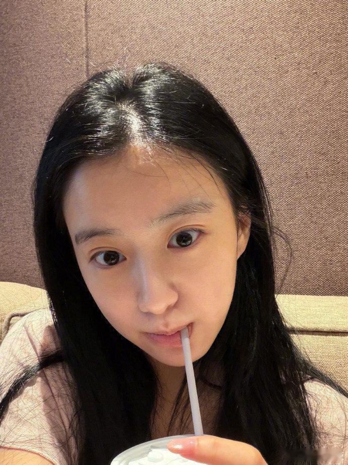 包上恩和自己的老鼠干合照包上恩劝粉丝一定要考驾照 包上恩更新九宫格日常碎片，慢悠