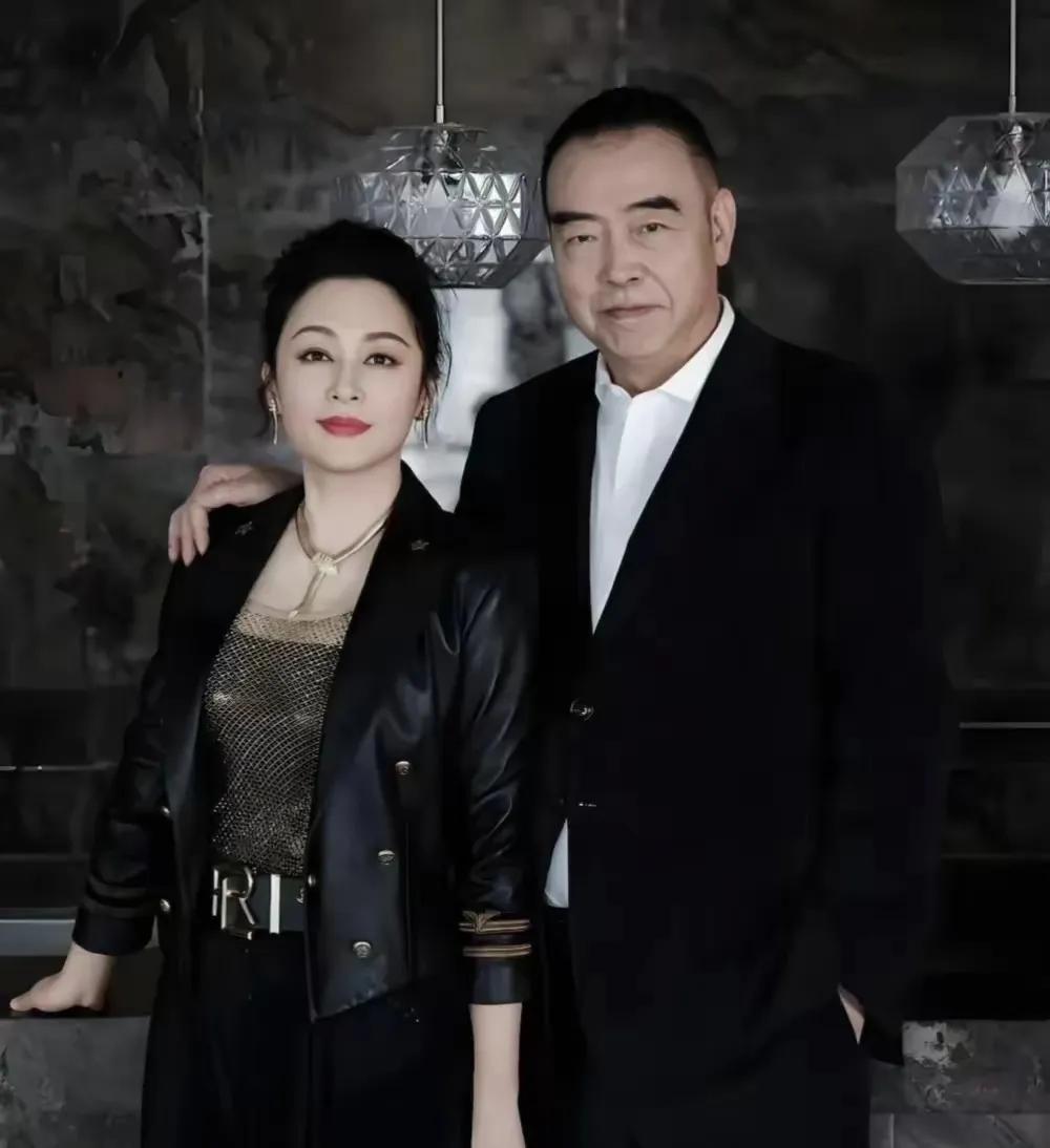 就因为他有才华，三个著名的女人都在竞争他。第一个胜出的选手是洪晃，陈凯歌是万万没