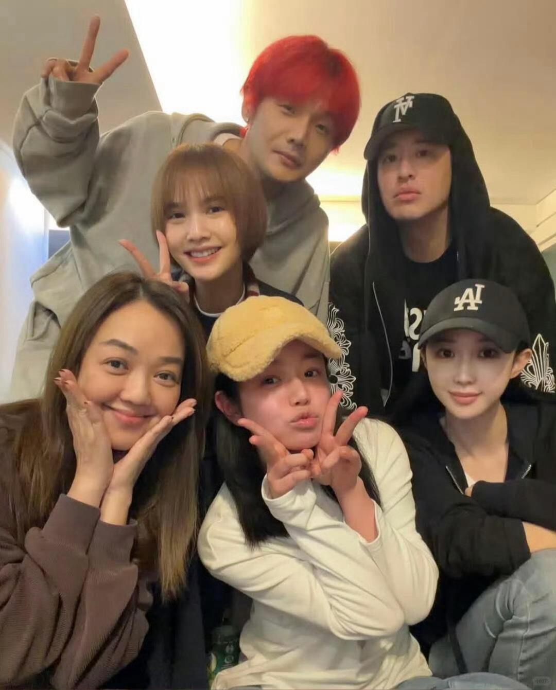 李荣浩好像还没有给潘玮柏写过歌吧？陈妍希杨丞琳李荣浩潘玮柏过年聚会