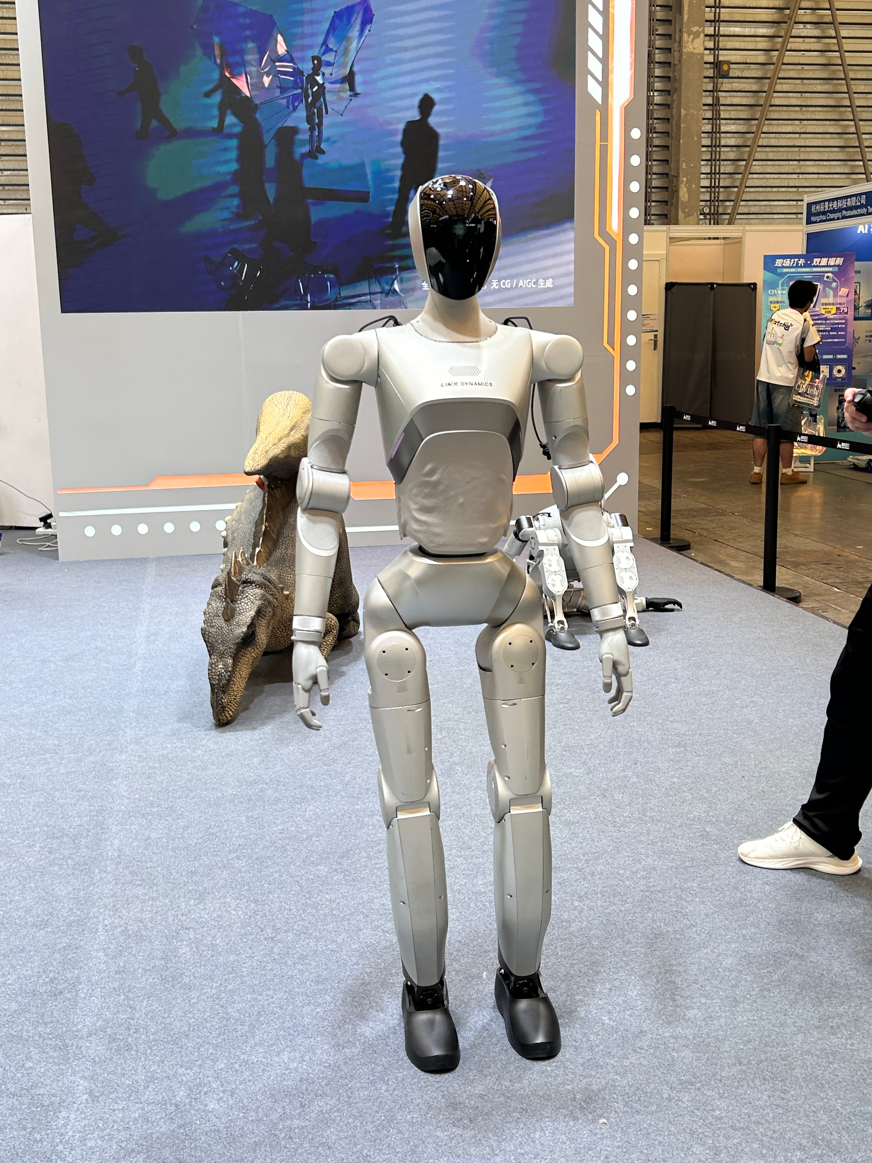 逐际动力人形机器人 LimX Luna，1 米 6，27 个自由度，在展会现场摆