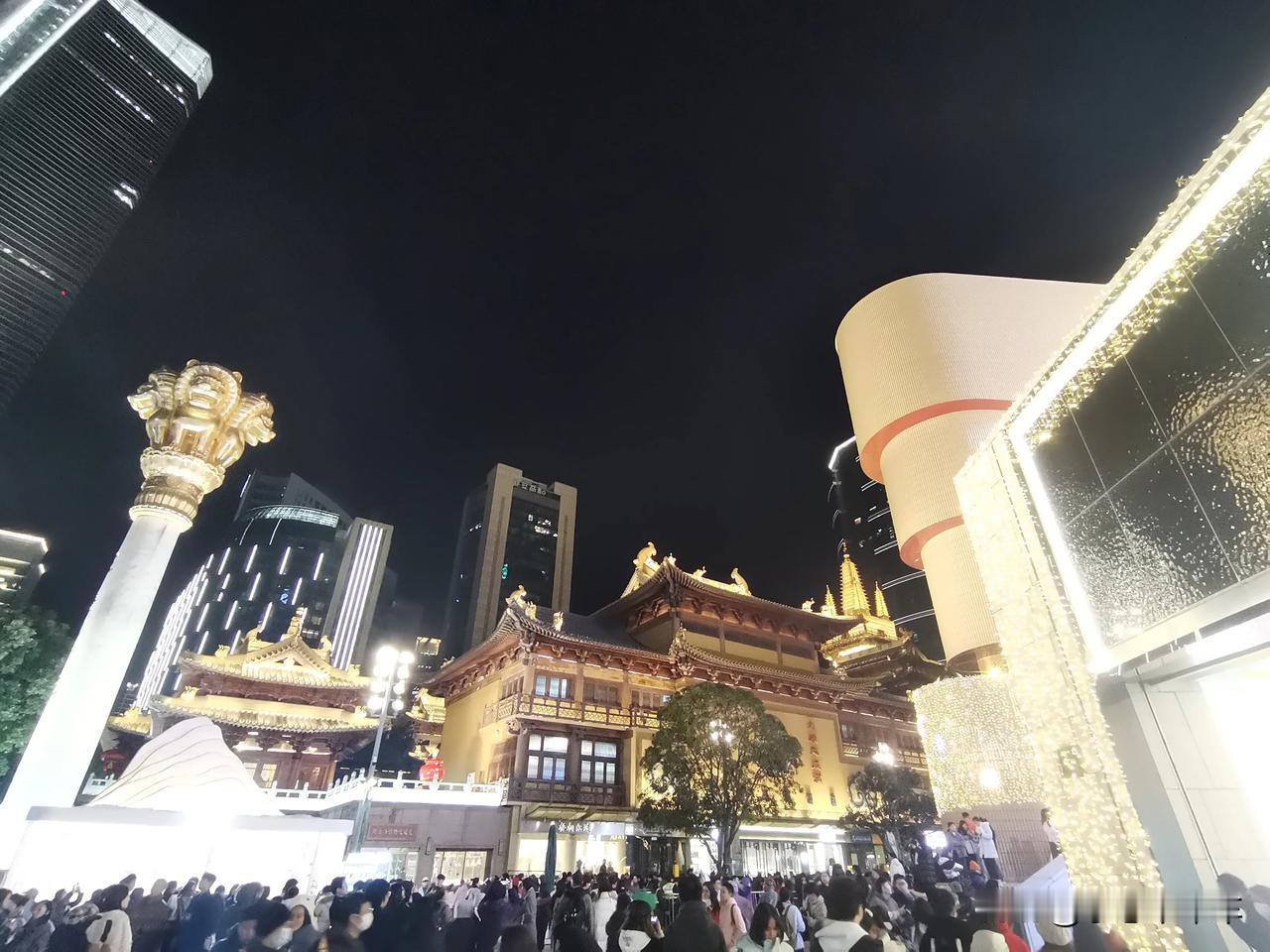 一张图记录元旦假期到静安寺撞钟祈福，新的一年祝大家多喜乐，长安宁[爱慕]