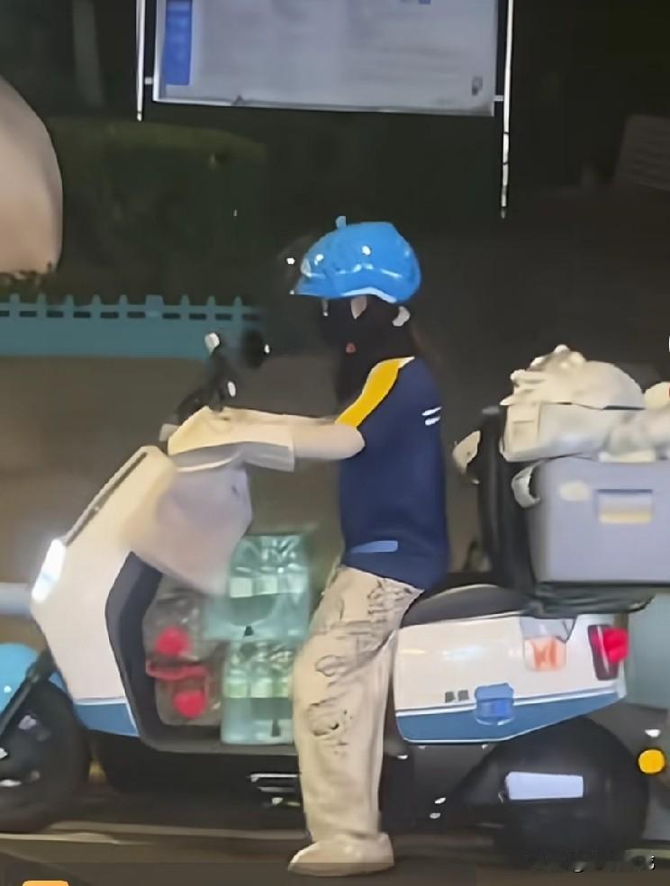 我发现现在很多女孩子出来跑外卖了！为什么现在外卖骑手里面女性的比例越来越高？我认