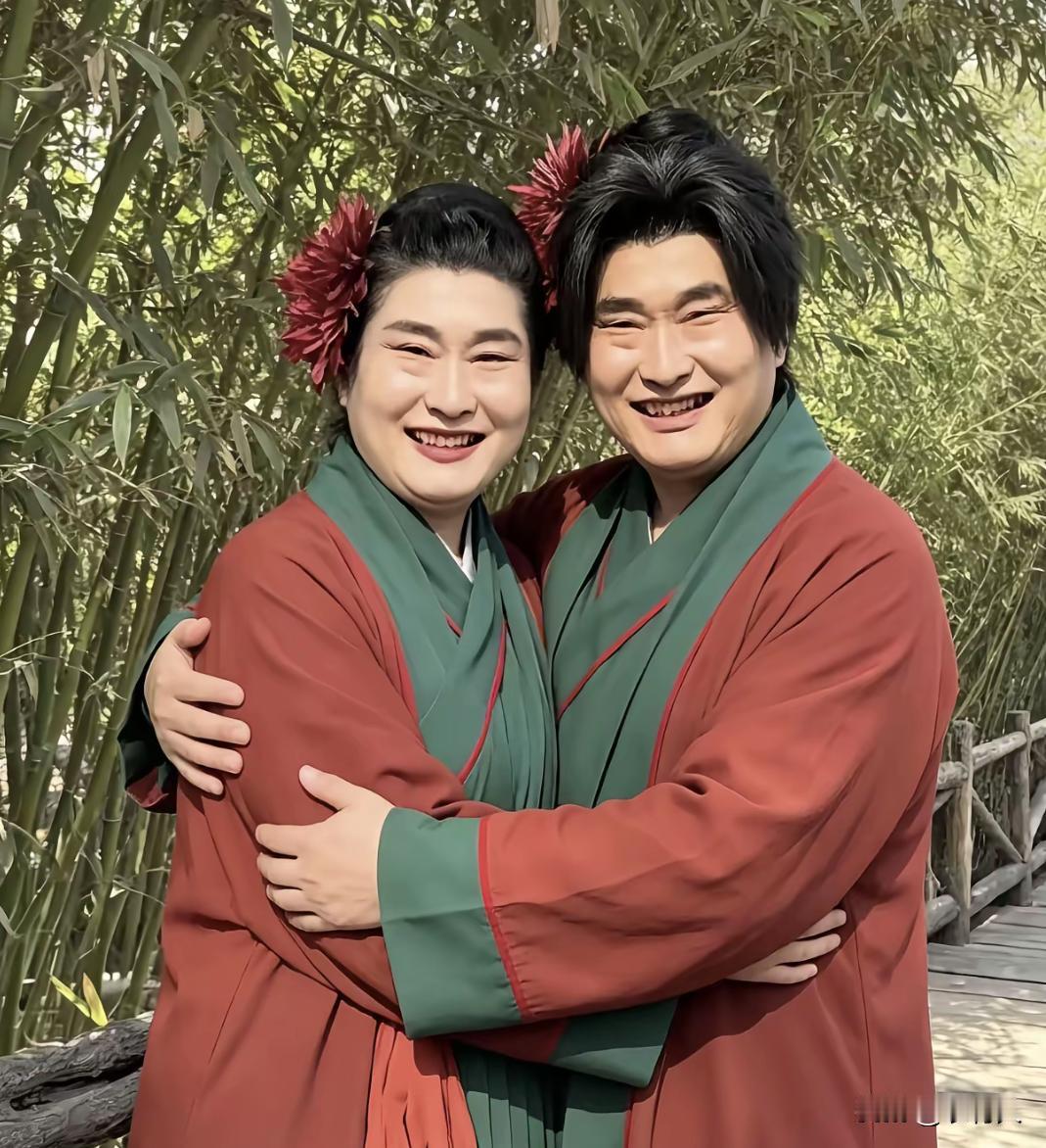 朱之文和王婆说媒长得很像，不仔细看还以为姐弟俩呢！一个在相亲界非常有名，一个在歌