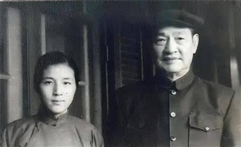 1938年夏，武汉城里人心惶惶，街头到处是往外跑的人，推车的、挑担的，乱成一锅粥